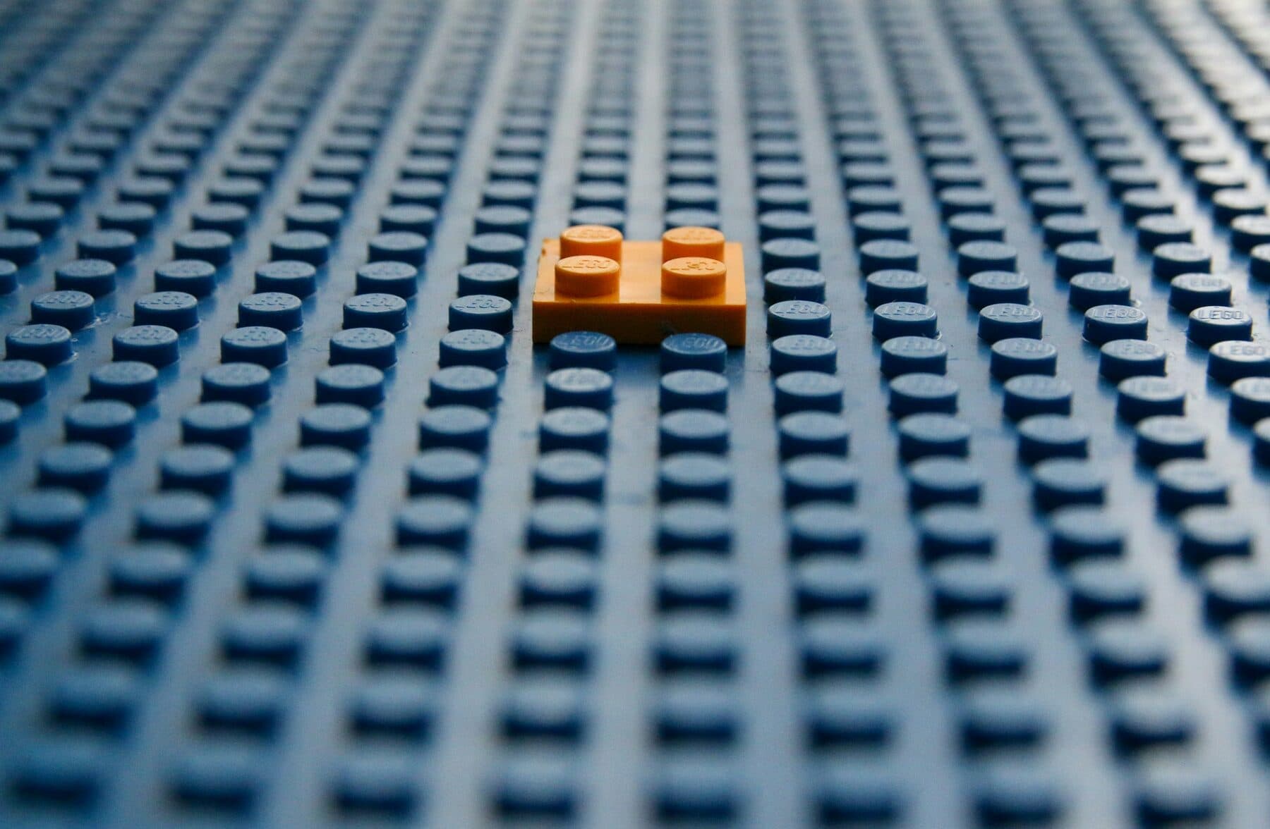 A single building brick on a baseplate