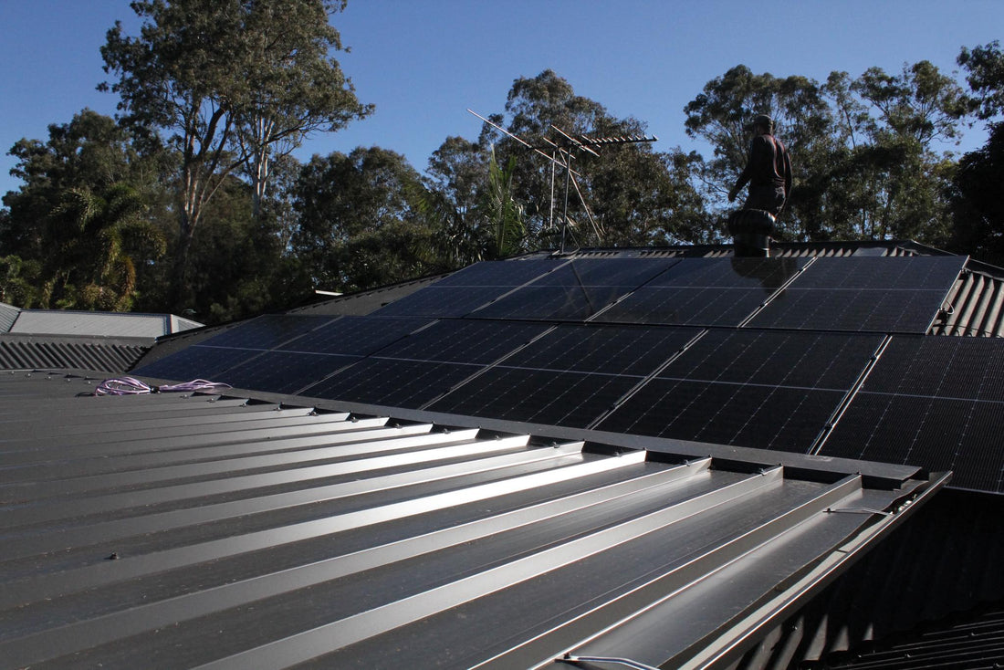 How to Maximise Your Savings with Solar Panels and Batteries in Brisbane